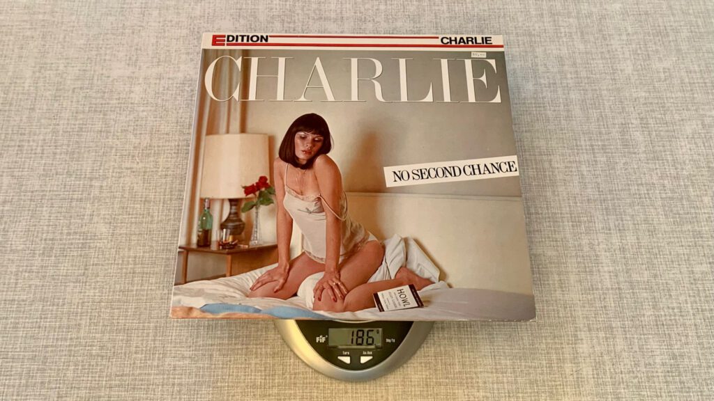 Das Bild beweist, dass die Schallplatte und das Cover von "Charlie - No Second Chance" 186 Gramm wiegen.
