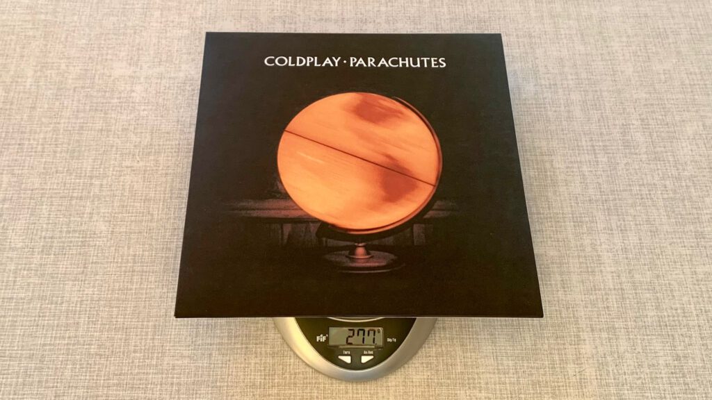 Das Bild beweist, dass die Schallplatte Coldplay - Parachutes 277 Gramm wiegt.
