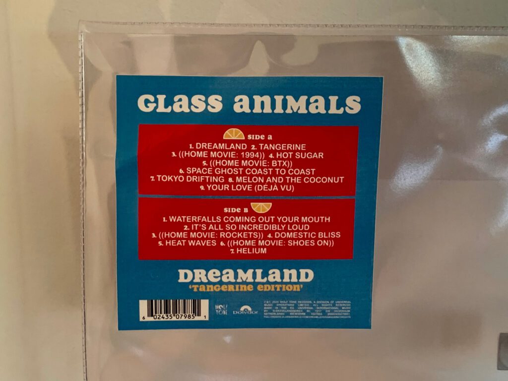 Das Foto zeigt den Aufkleber auf der durchsichtigen Hülle der limitierten Version des Albums "Dreamland" von Glass Animals. Die Hit-Single "Heat Waves" ist auf der B-Seite zu hören, Track 5.