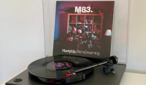Hurry Up, We’re Dreaming - M83 - Schallplatte auf Plattenspieler