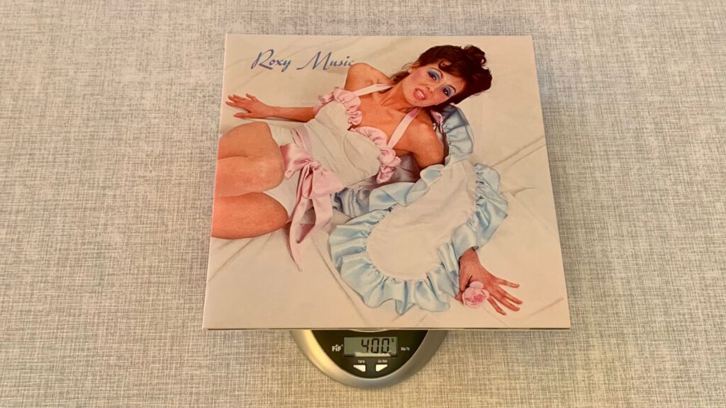 Roxy Music von Roxy Music wiegt glatte 400 Gramm. Das zeigt der Blick auf die Waage.