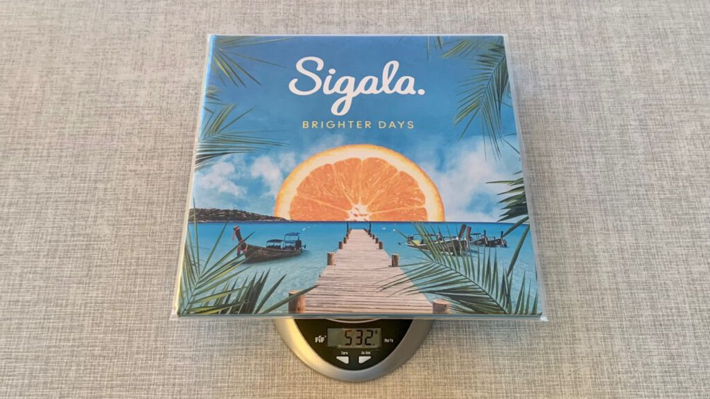 Das Bild beweist das Gewicht der Schallplatte und des Covers von Sigala - Brighter Days mit Schutzhülle