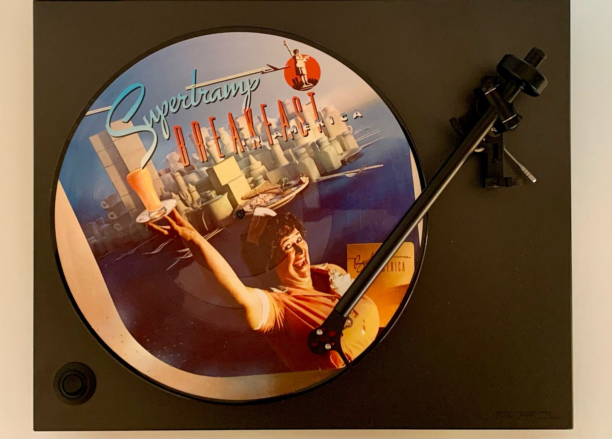 Die Picture Disc "Breakfast in America" von Supertramp auf dem Plattenspieler