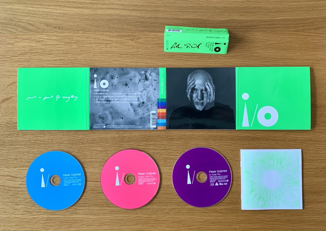 Das Foto zeigt den Inhalt des Albums I/O (2CD Blue & Pink + Purple BluRay)