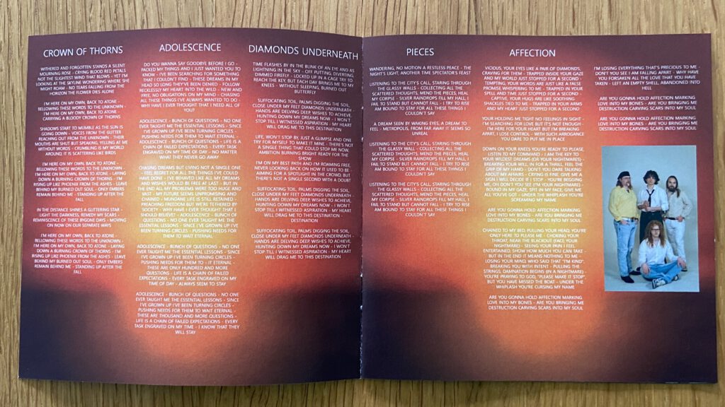 Aufgeklapptes CD-Booklet von Stories Untold